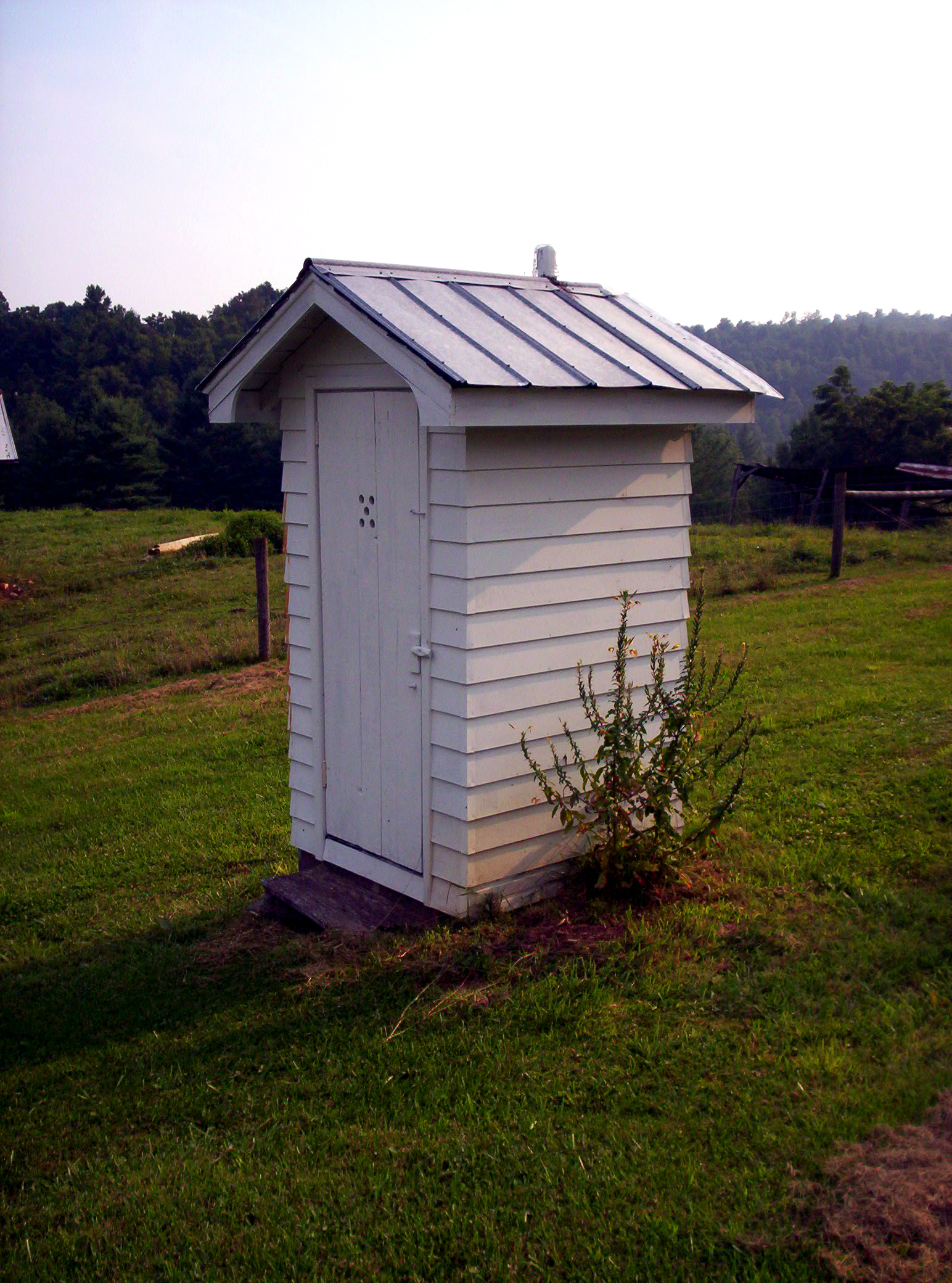Дачный туалет с двускатной крышей